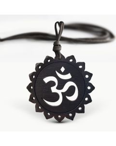 Amuleta din Lemn – OM, Negru, Red Owl