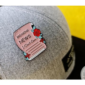 Breaking News - Pin Metalic (Insigna)